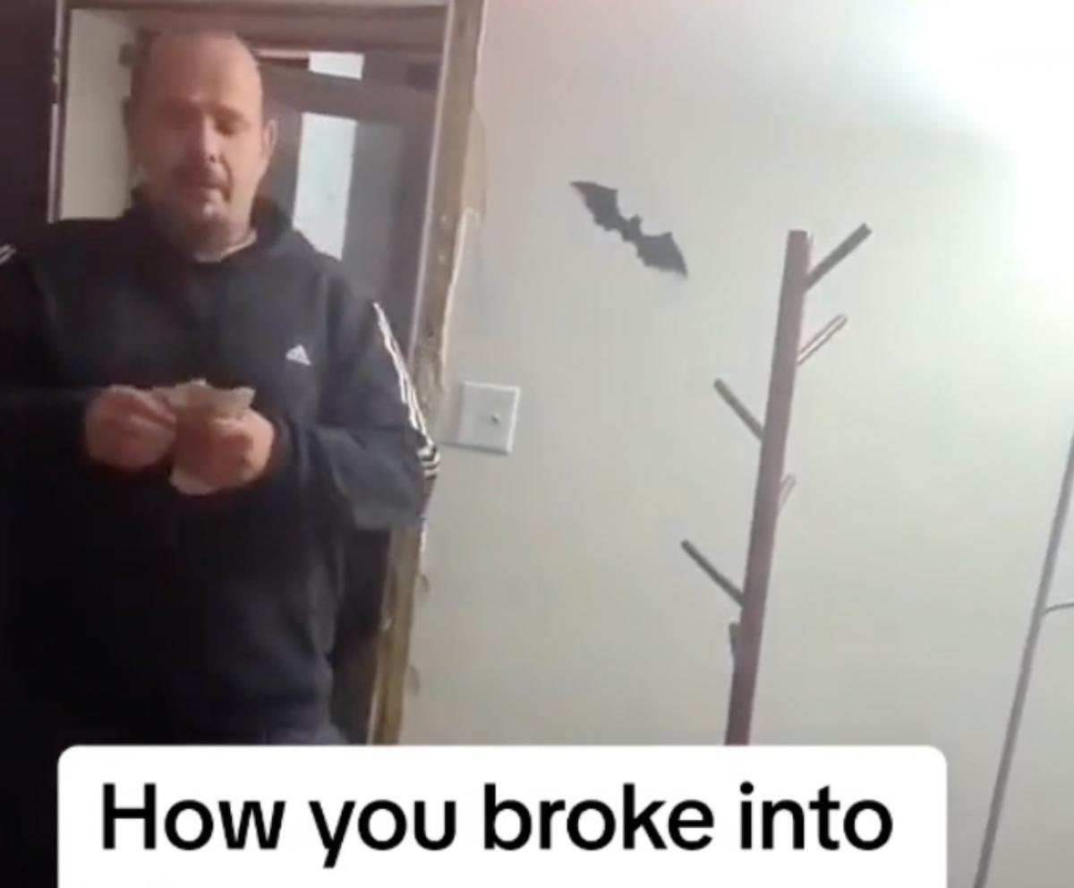 En pappa lämnar kontanter till invånarna efter att ha brutit in i deras hus