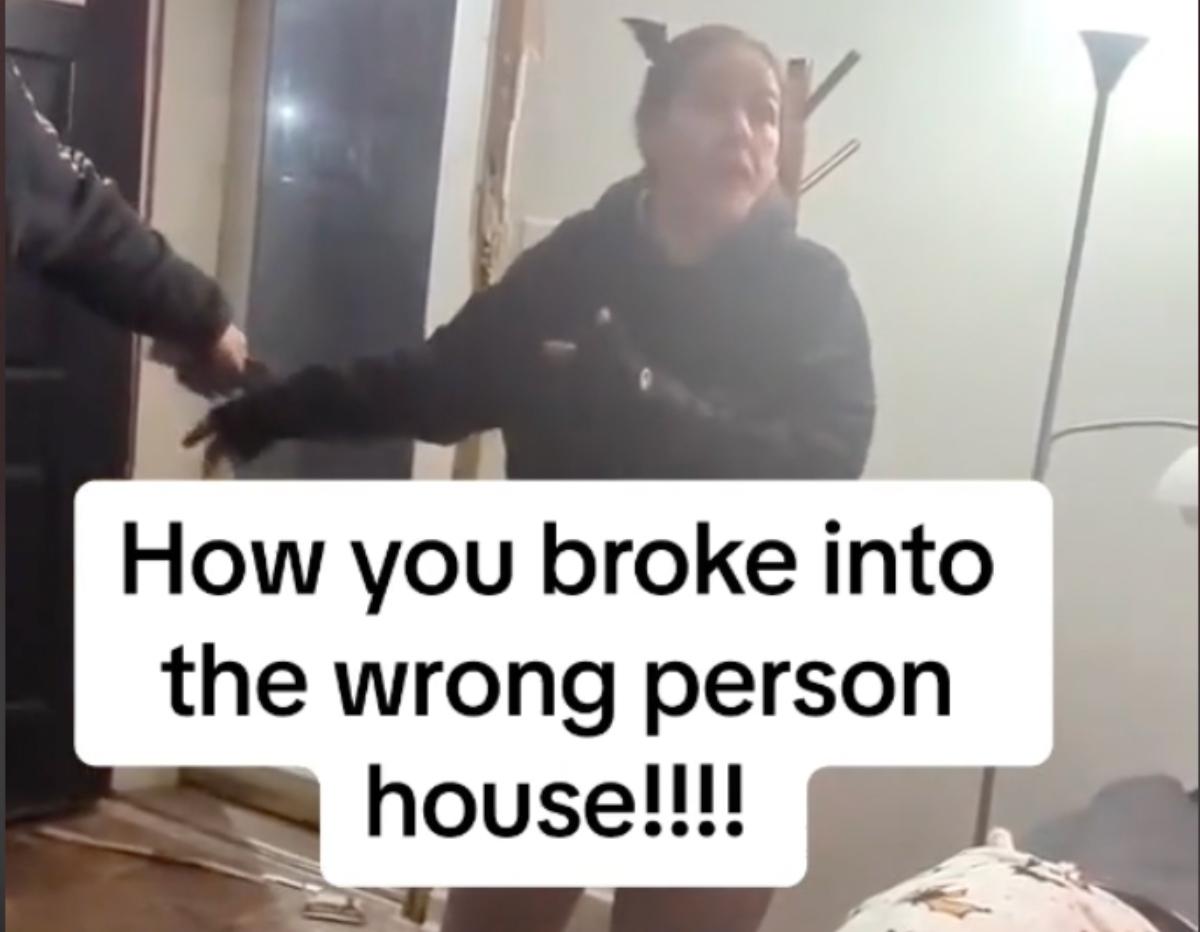 La femme explique ce qui s'est passé alors que l'homme fait irruption dans une maison