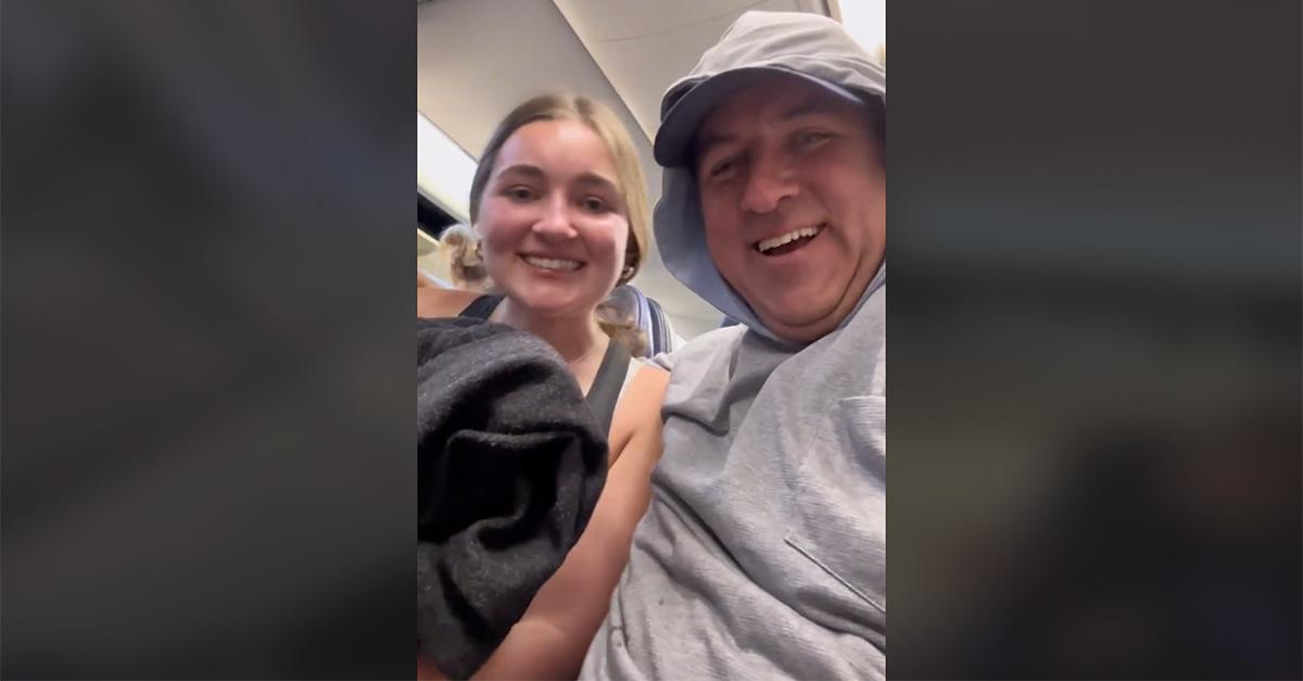 tiktok papà sorprende la figlia in aereo con le riprese telefoniche