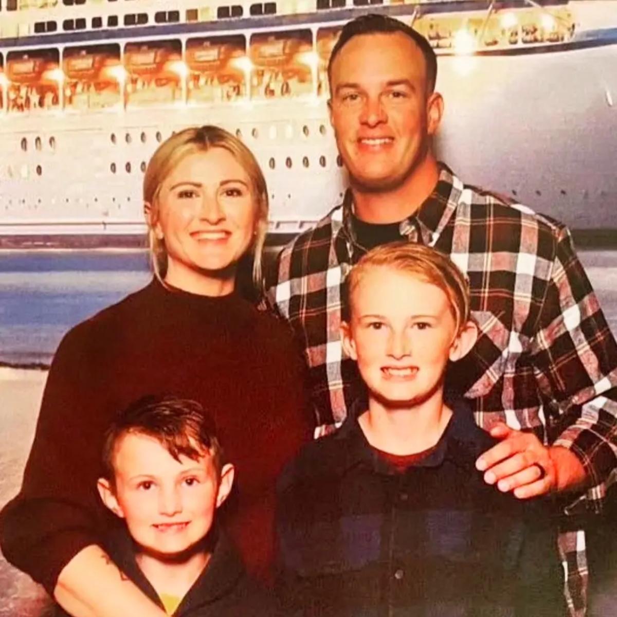 Kay Epps, Randy Epps, i loro due figli che sorridono davanti a una nave da crociera