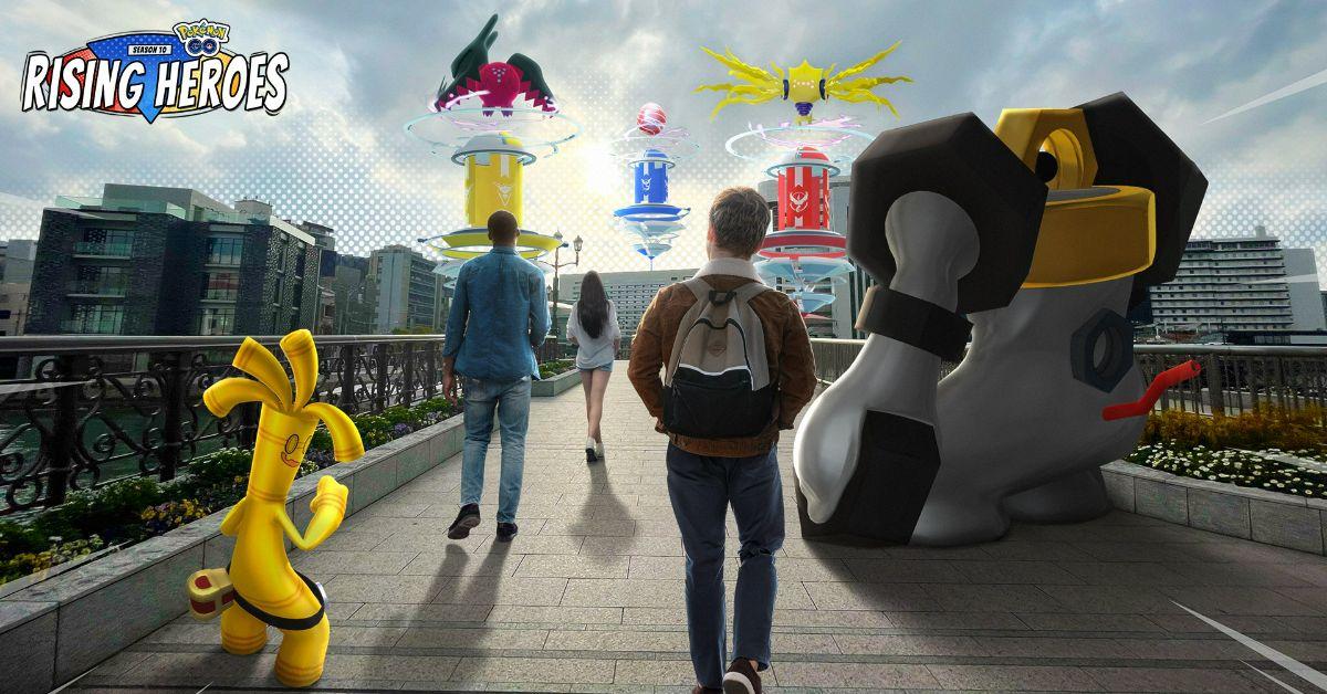 一名玩家带着来自 Pokémon GO 的 Pokémon 走过一座桥。
