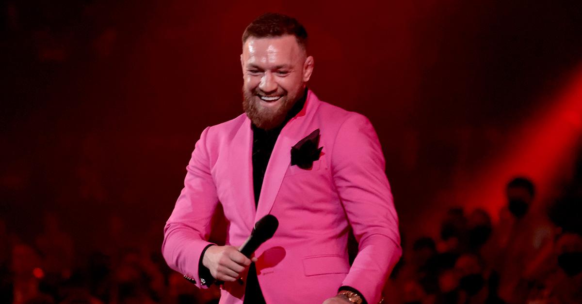 Conor McGregor in abito rosa ai VMA.