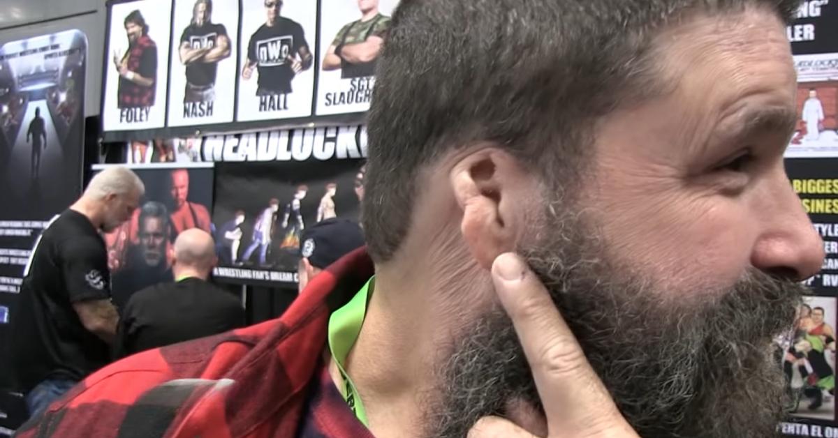 Mick Foley mostra il suo orecchio mancante a 