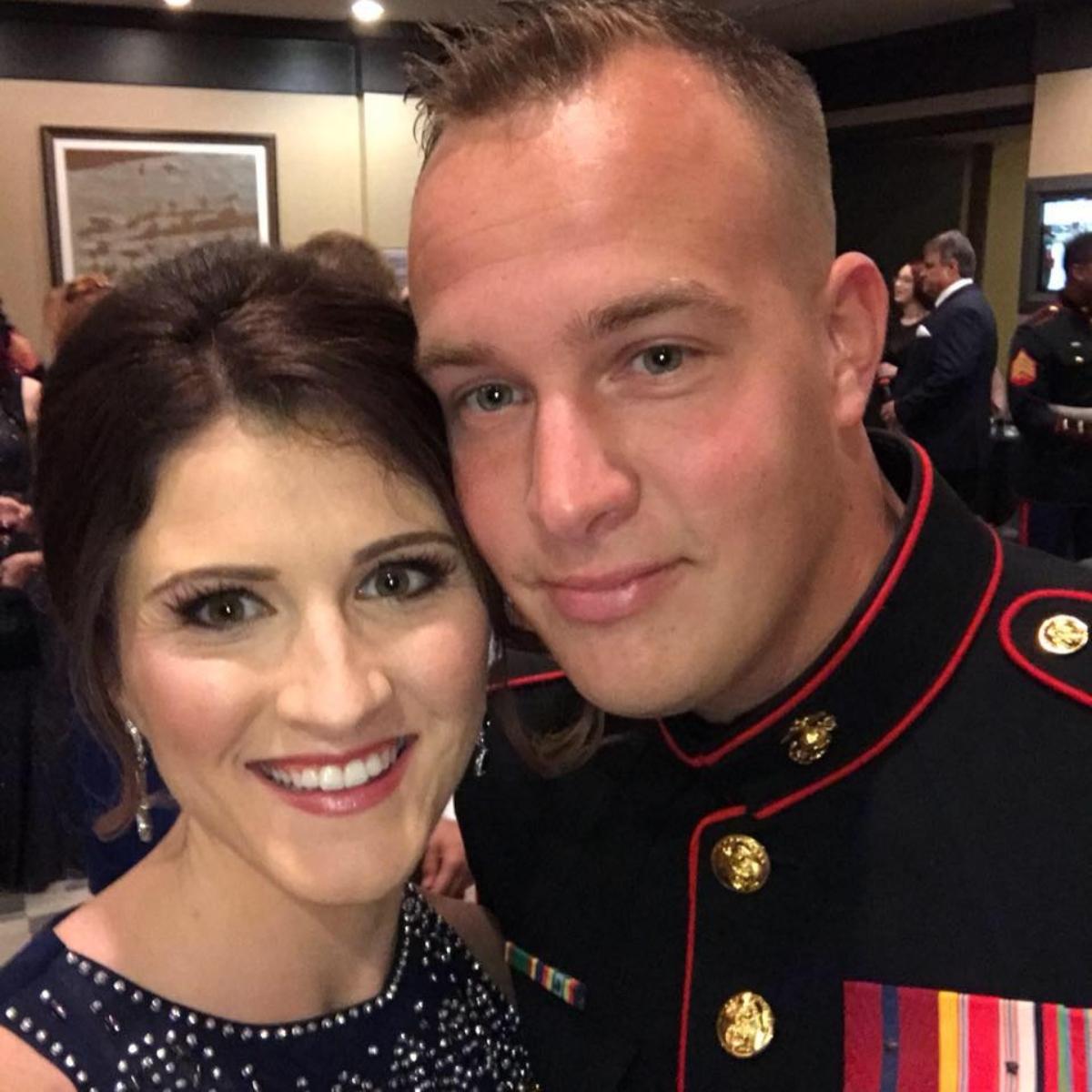 Kay e Randy Epps indossano abiti formali a un evento militare