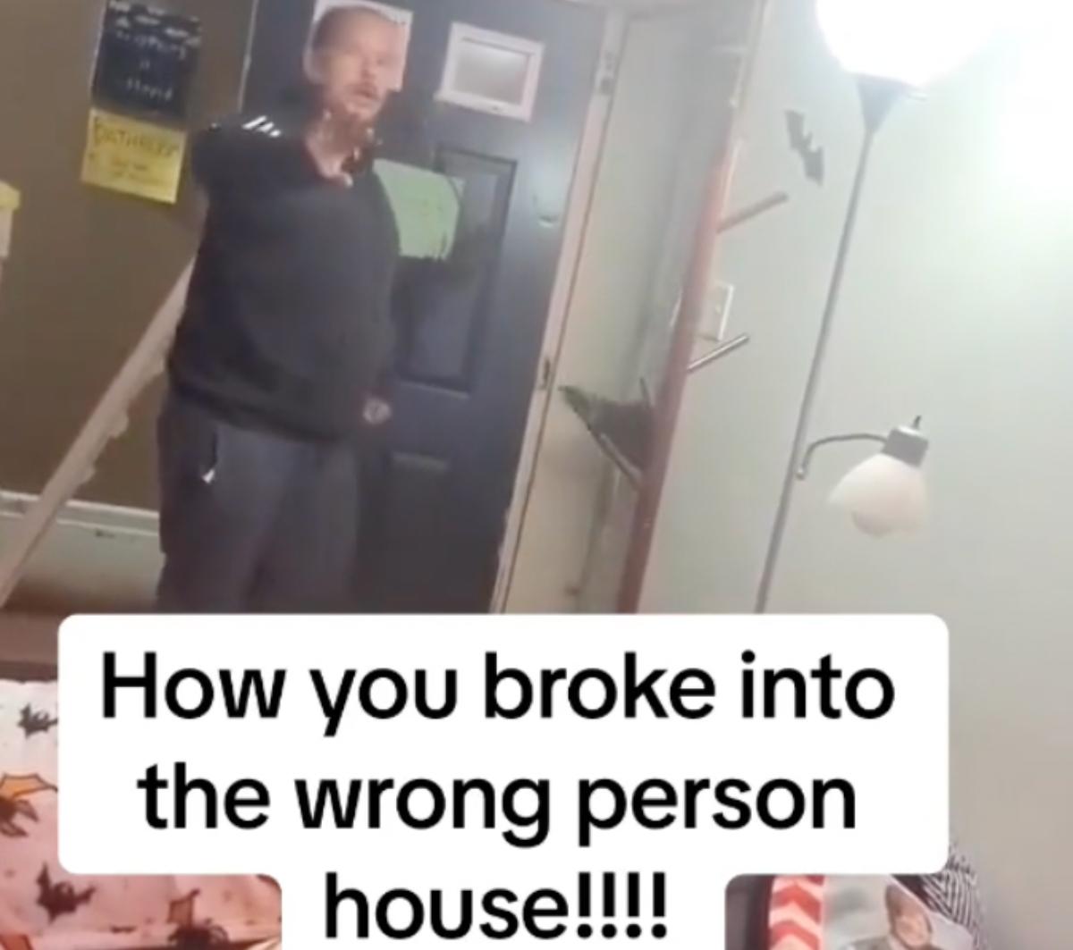 Un homme parle au résident après avoir fait irruption dans sa maison