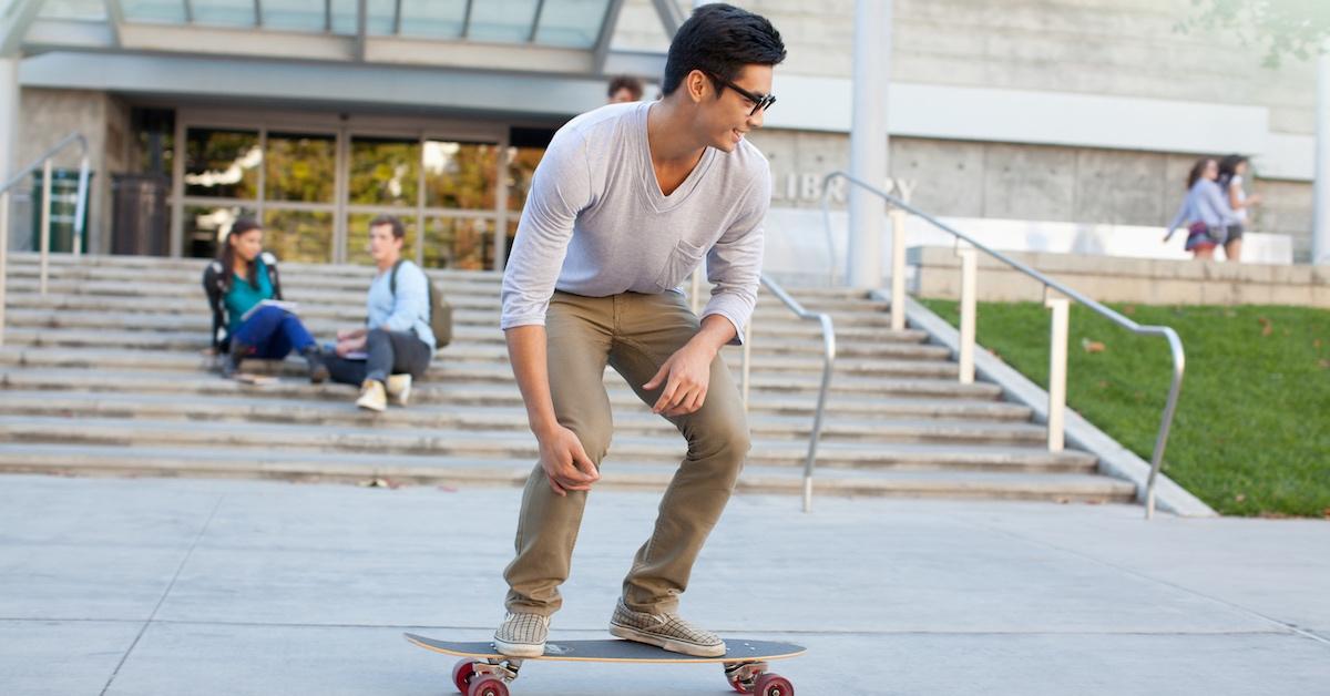 Un giovane in sella a uno skateboard