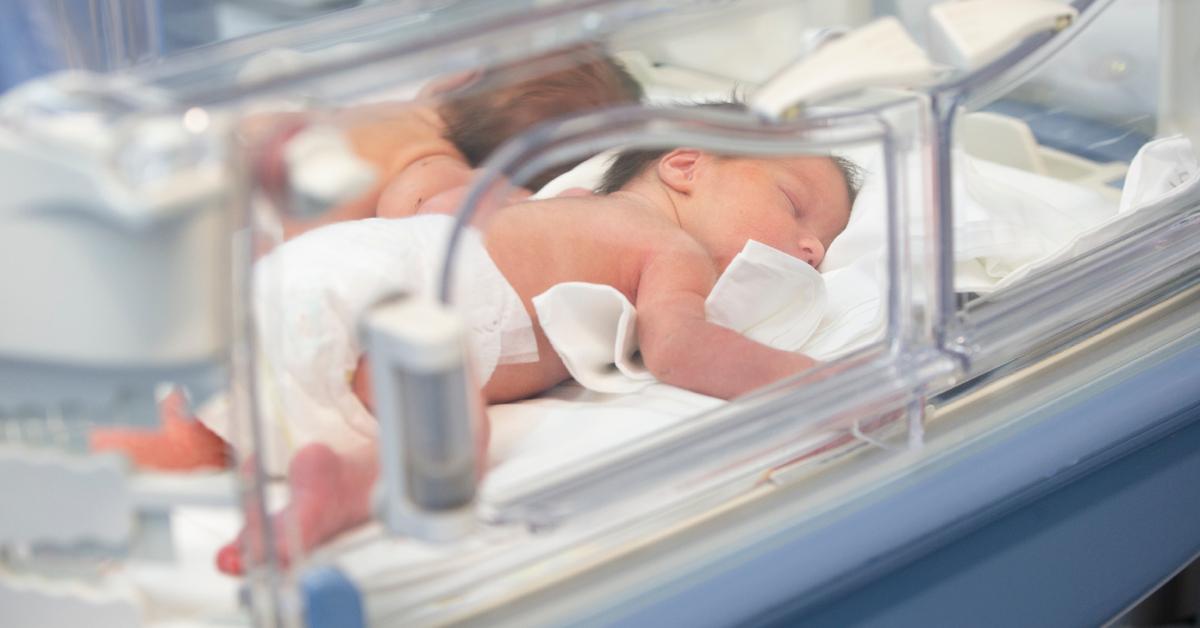病院で眠っている生まれたばかりの赤ちゃん。
