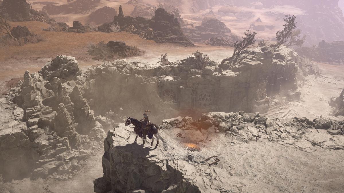 'Diablo IV' Giocatore a cavallo attraverso un terreno roccioso.