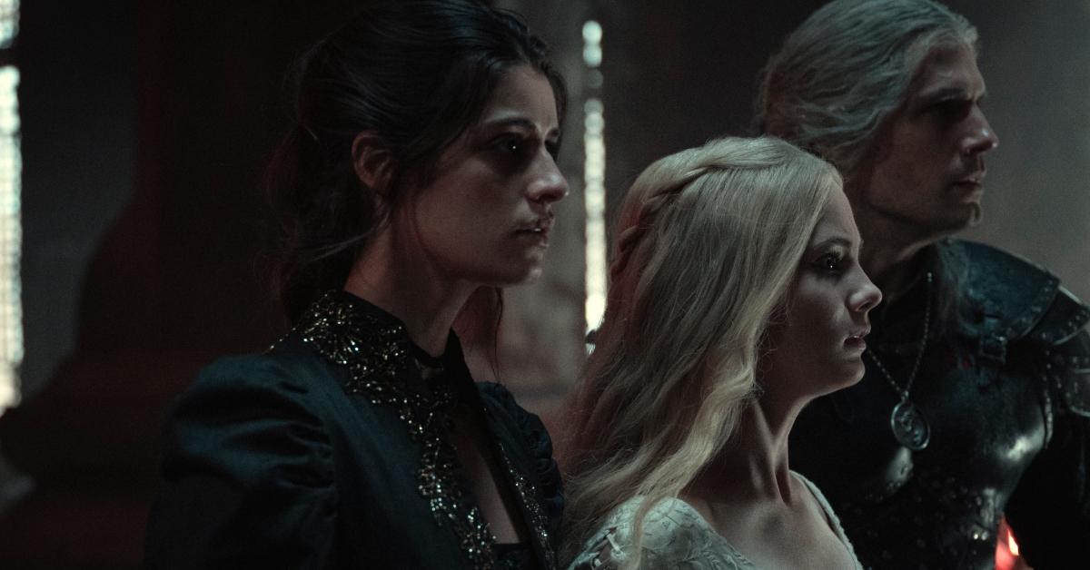 'The Witcher': Anya Chalotra som Yennefer, Freya Allen som prinsesse Ciri og Henry Cavill som Geralt af Rivia. 