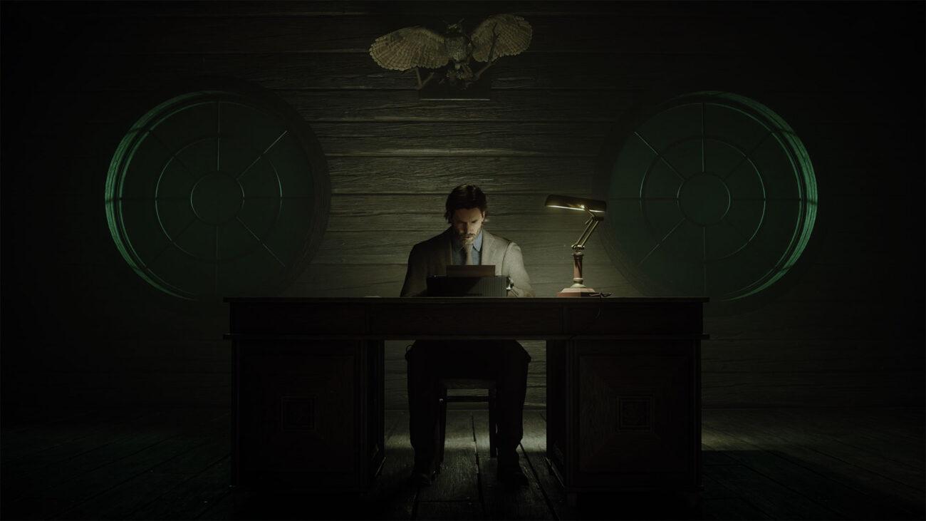 'Alan Wake 2' Alan Wake seduto alla scrivania davanti a una macchina da scrivere.