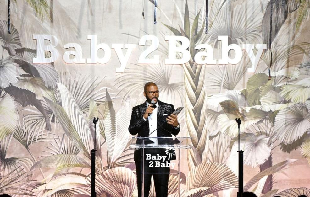   Tyler Perry parla sul palco durante il Baby2Baby Gala 2022 presentato da Paul Mitchell al Pacific Design Center 
