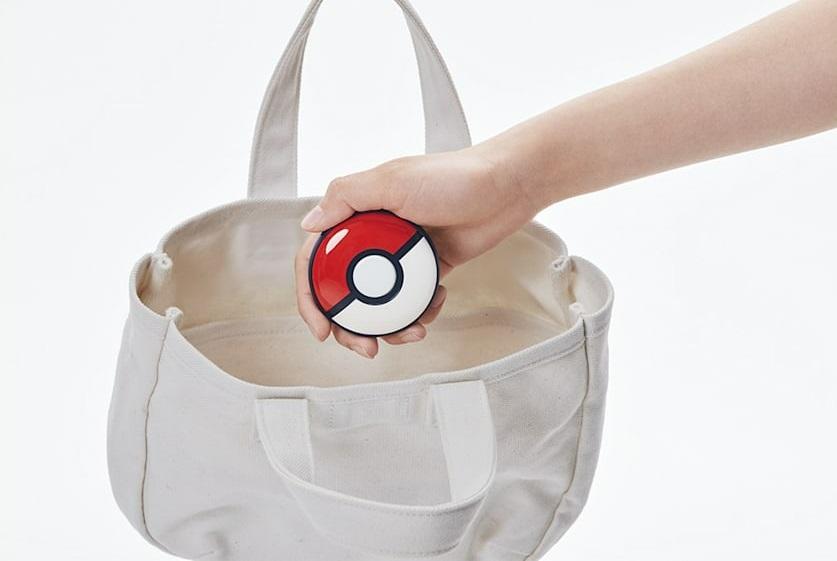 L'accessorio Pokémon GO Plus viene inserito in una borsa.