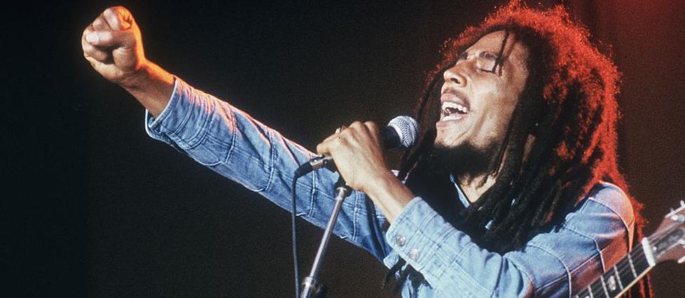 Bob Marley si esibisce sul palco, in un concerto al Grona Lund, Stoccolma