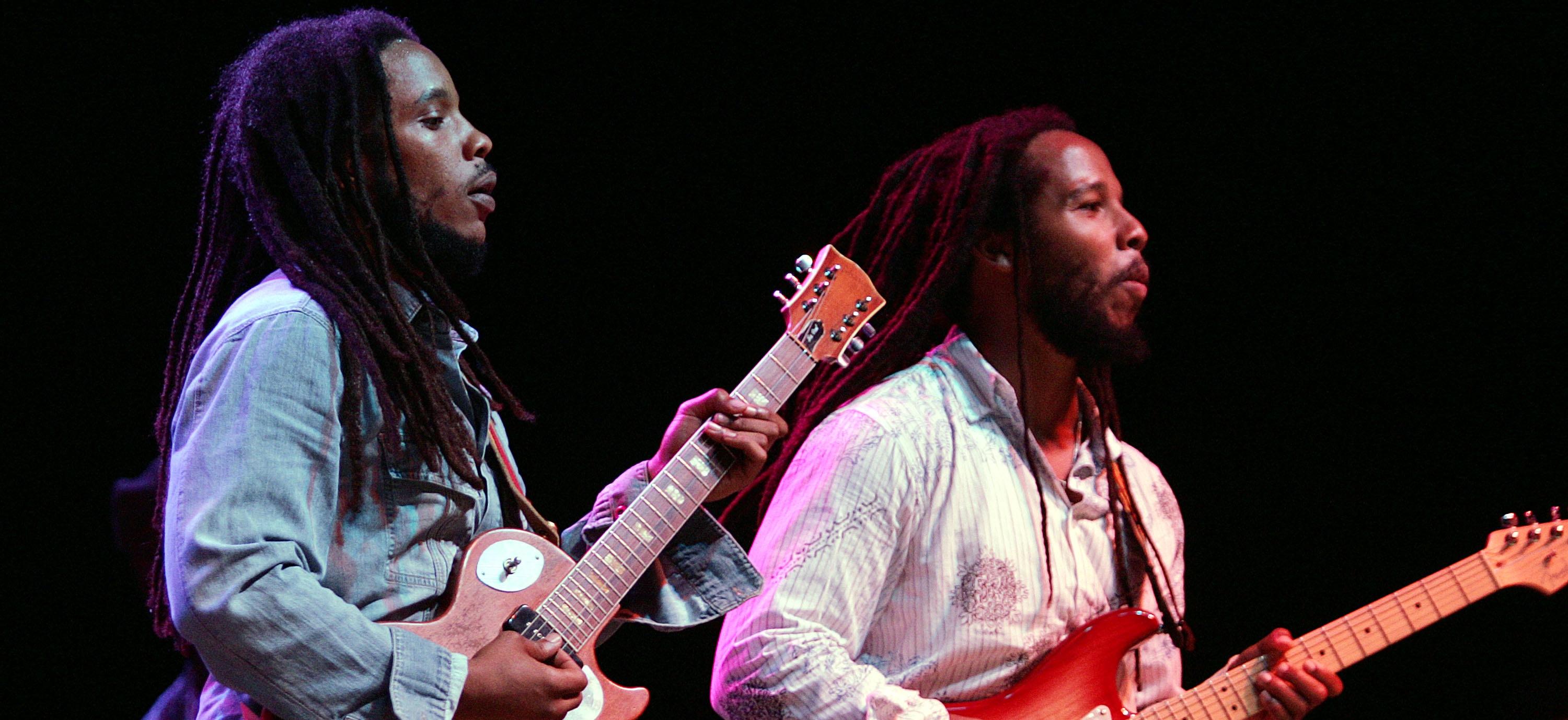 Stephen Marley (L) e Ziggy Marley, figli di Bob Marley, si esibiscono sul palco alla prima tappa del "Roots, Rock, Reggae Tour 2004"