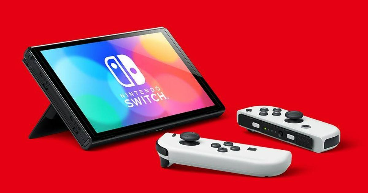 En Nintendo Switch på rød baggrund.