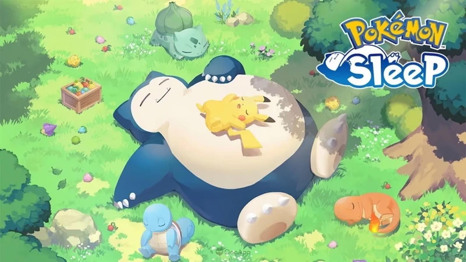 Snorlax og Pikachu sover i en skov med Pokémon Sleep-logoet til siden.