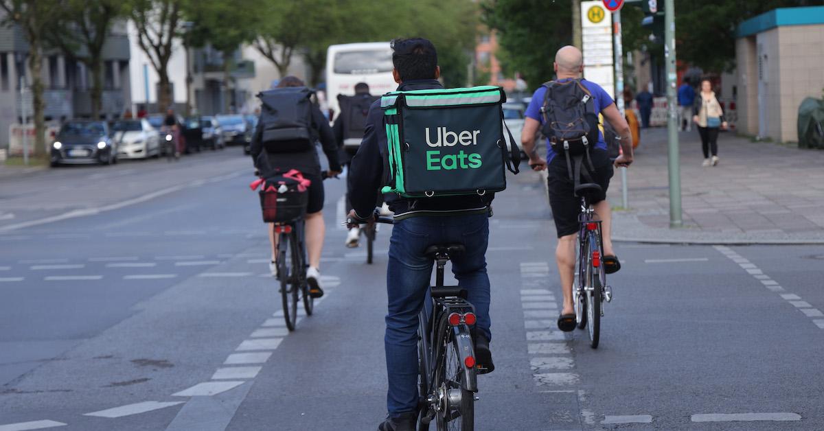 Addetto alle consegne di UberEats in bicicletta