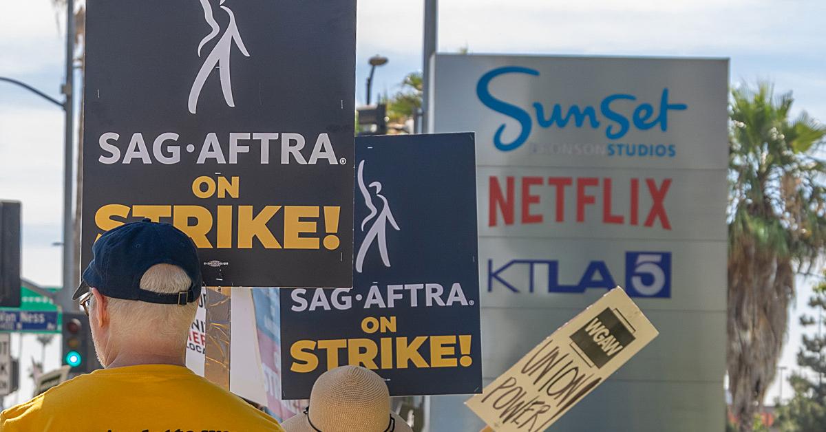 I membri di SAG-AFTRA e WGA scioperano contro Netflix