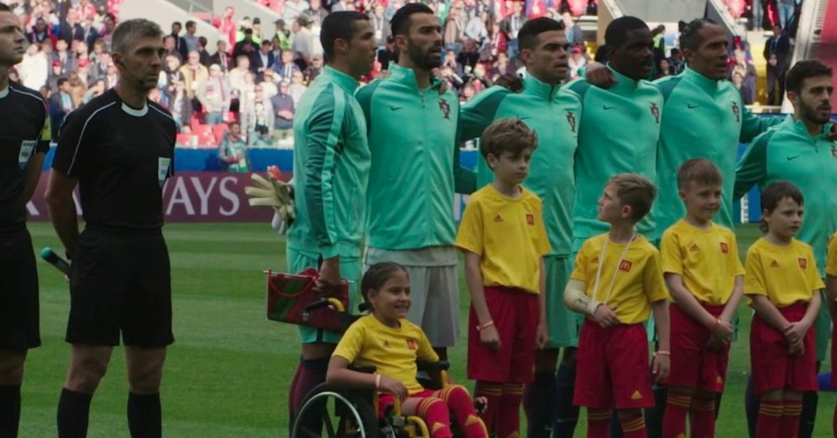 Beim FIFA Konföderationen-Pokal 2017 begleitete Spielereskorte Polina Cristiano Ronaldo vor dem Spiel Portugals gegen Russland.