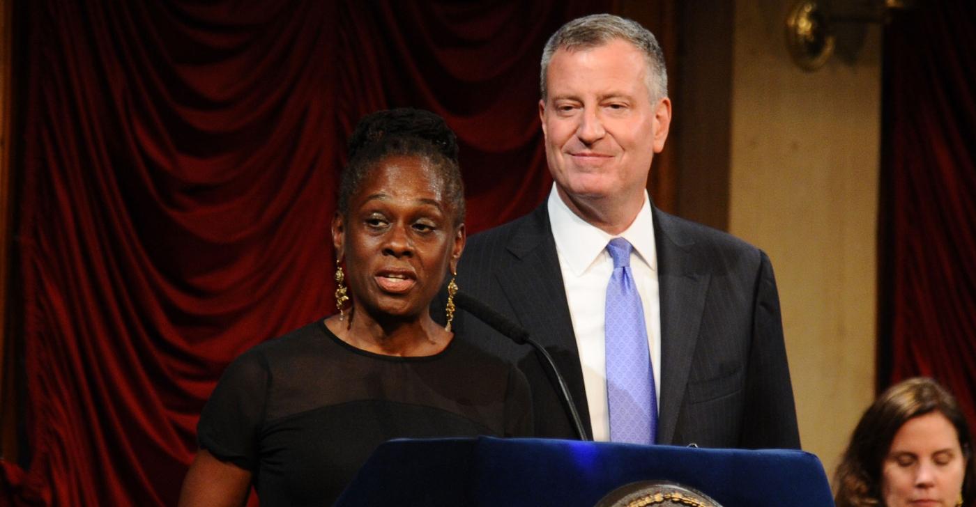 比尔·白思豪（右）在 2014 年“纽约制造”颁奖典礼上观看妻子 Chirlane McCray 在台上讲话