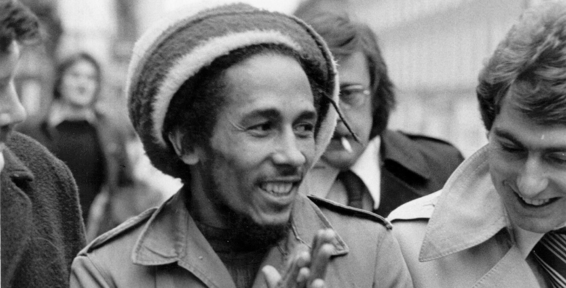 Bob Marley (1945 - 1981) fuori Marylebone Magistrates Court a Londra