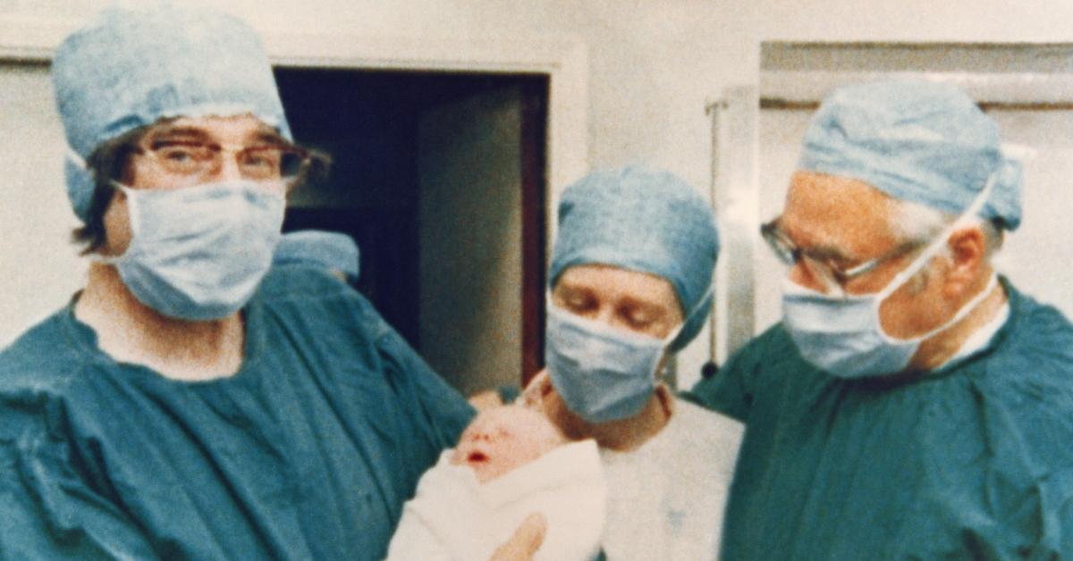 1978년 7월 25일에 태어난 최초의 IVF 아기인 Louise Brown을 안고 있는 의사들.