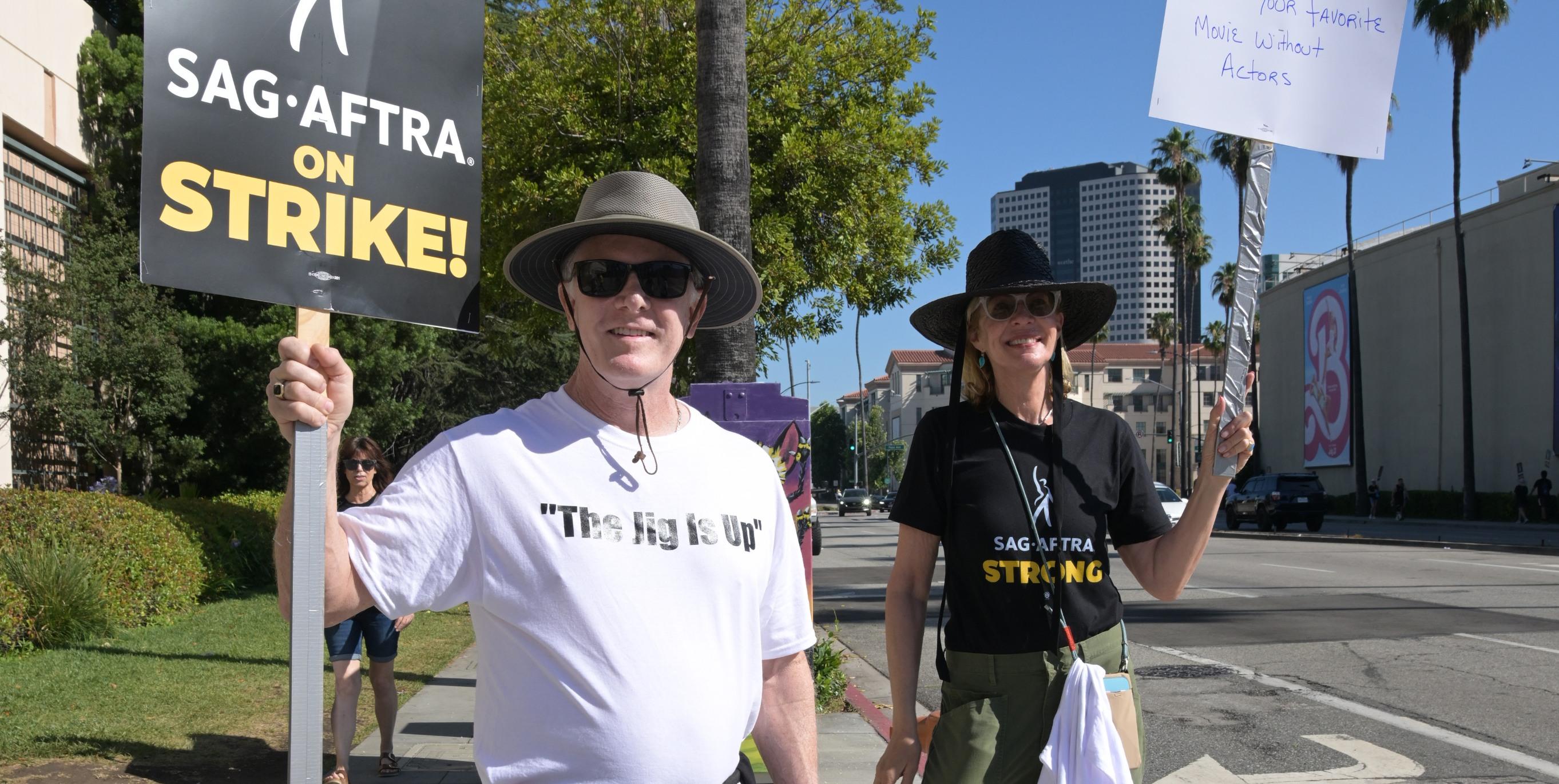 Steve Craik e Allison Janney si uniscono ai membri e ai sostenitori di SAG-AFTRA in sciopero