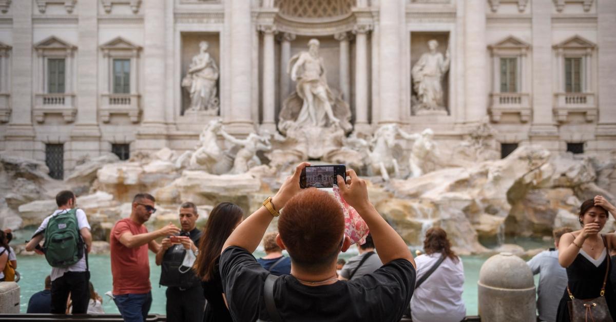   Un turista scatta una foto alla Fontana di Trevi (Fontana di Trevi)