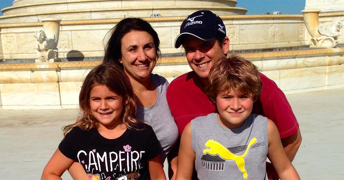 布兰登·鲁 (Brandon Roux) 与妻子和孩子在喷泉前。 