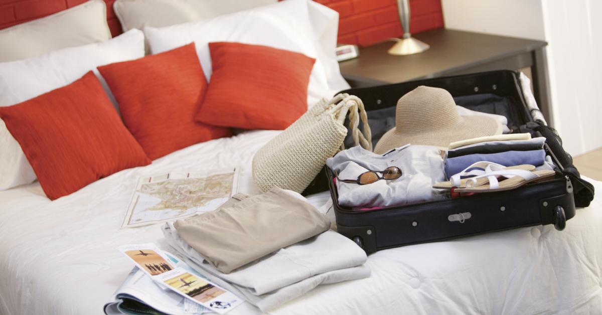 Una valigia e opuscoli di viaggio sul letto.