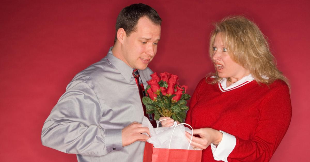 プレゼントを交換するカップル、女性はプレゼントを嫌がります。