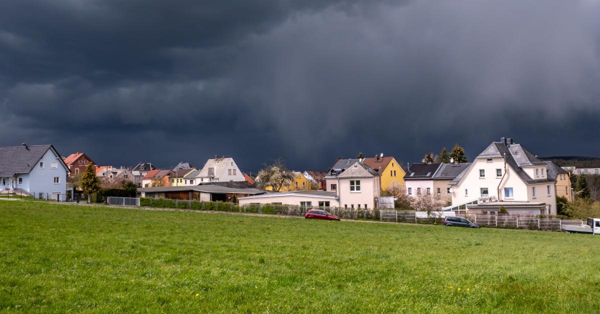 stormsky over landsbyen