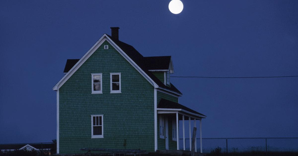 満月の夜の田舎の家