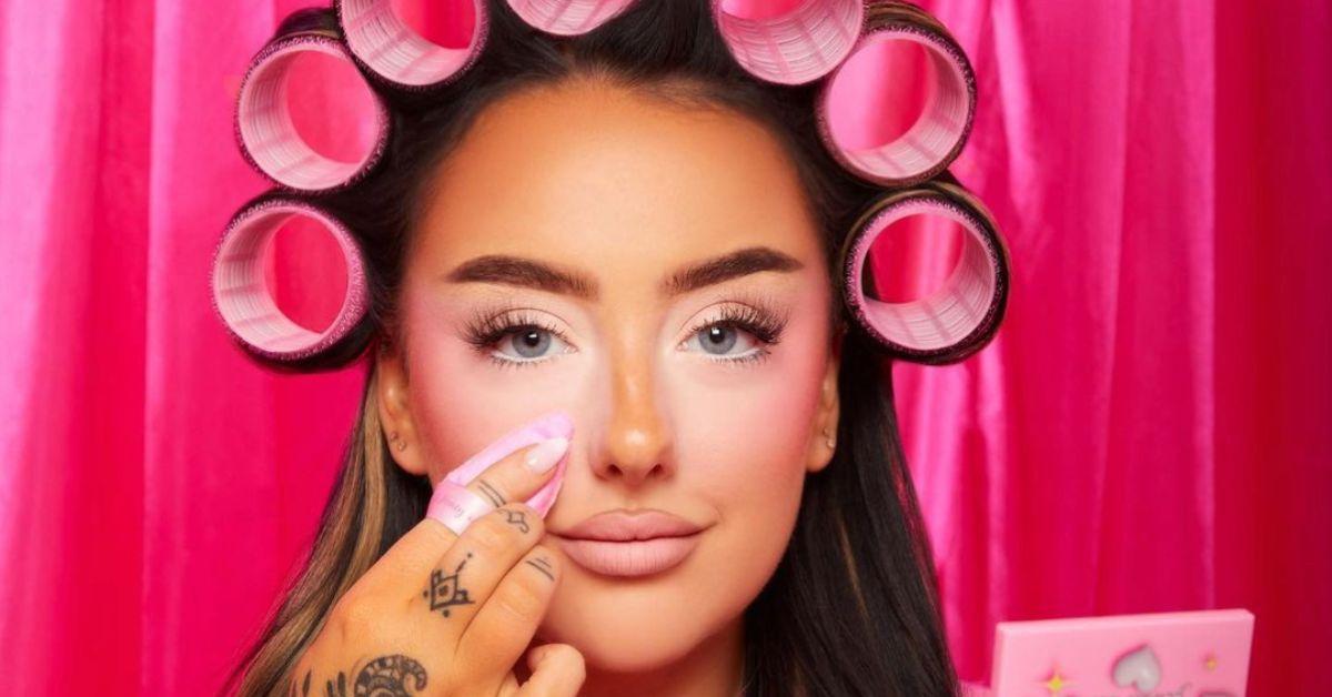 Cariad Ryan은 소셜 미디어를 사용하여 그녀의 메이크업 브랜드 Poise와 Pink Honey와 같은 다른 영국 뷰티 브랜드를 홍보합니다.