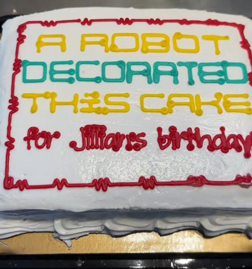 En kage, der blev dekoreret af en robot