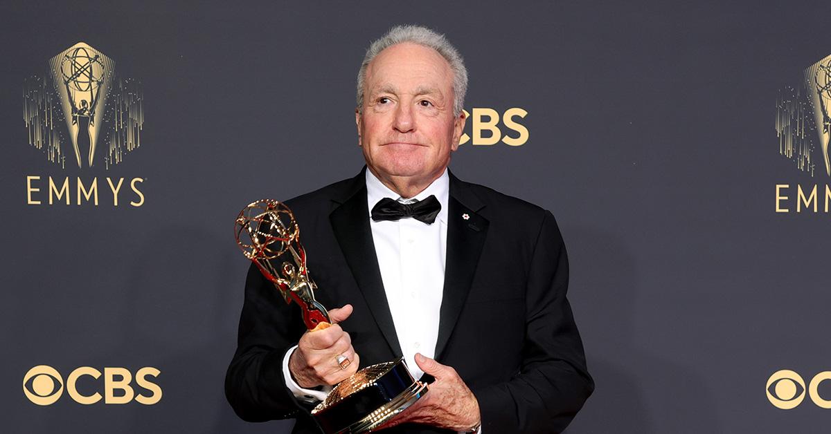Lorne Michaels, il produttore esecutivo di 'SNL', agli Emmy Awards 2022 con in mano un Emmy. 