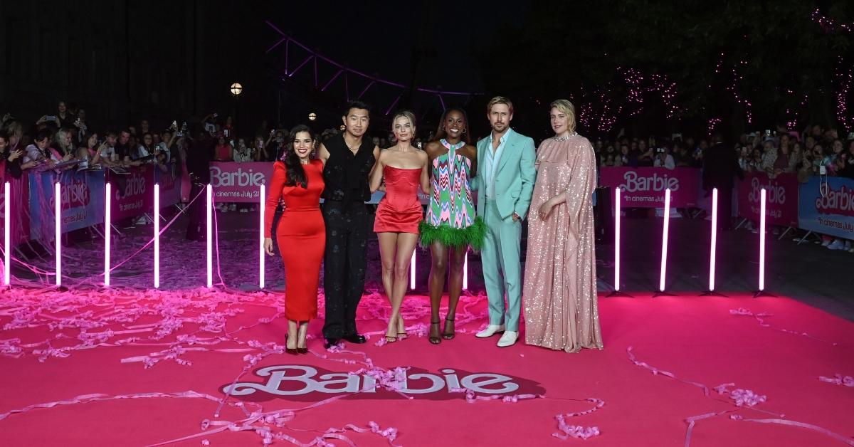 I compagni di cast di Barbie America Ferrera, Simu Liu, Margot Robbie, Issa Rae e Ryan Gosling stanno con la regista Greta Gerwig