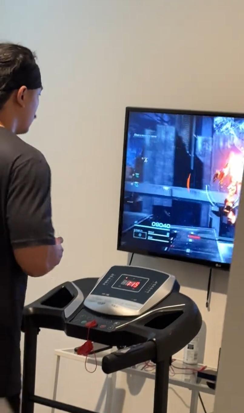 一个人在跑步机上玩《装甲核心 6》。
