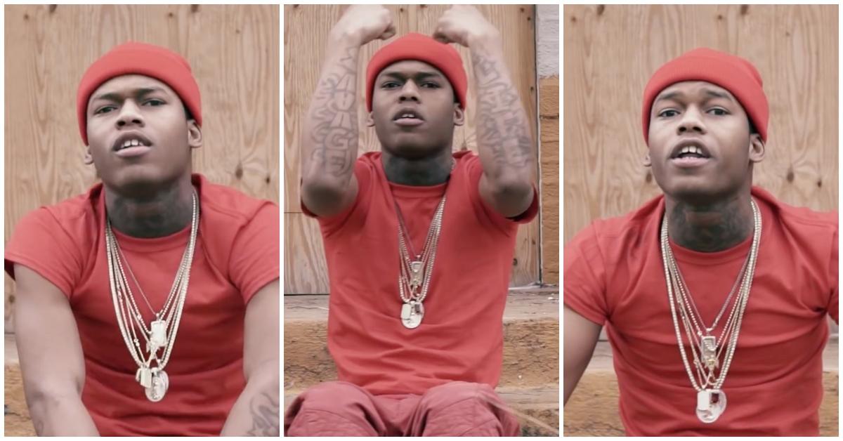 Lud Foeは「Cuttin' Up」のミュージックビデオで赤いシャツとビーニー帽をかぶってラップを披露している。
