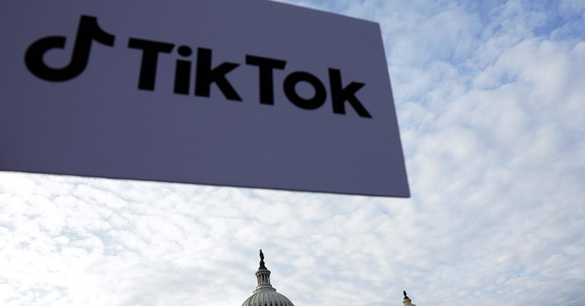 Un logo TikTok contro il cielo con il Campidoglio americano sullo sfondo. 
