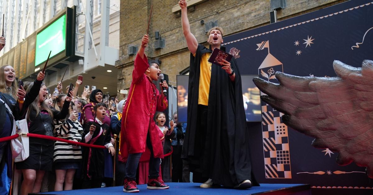 Harry-Potter-Fans während des jährlichen Back to Hogwarts Day am Bahnhof Kings Cross in London. 