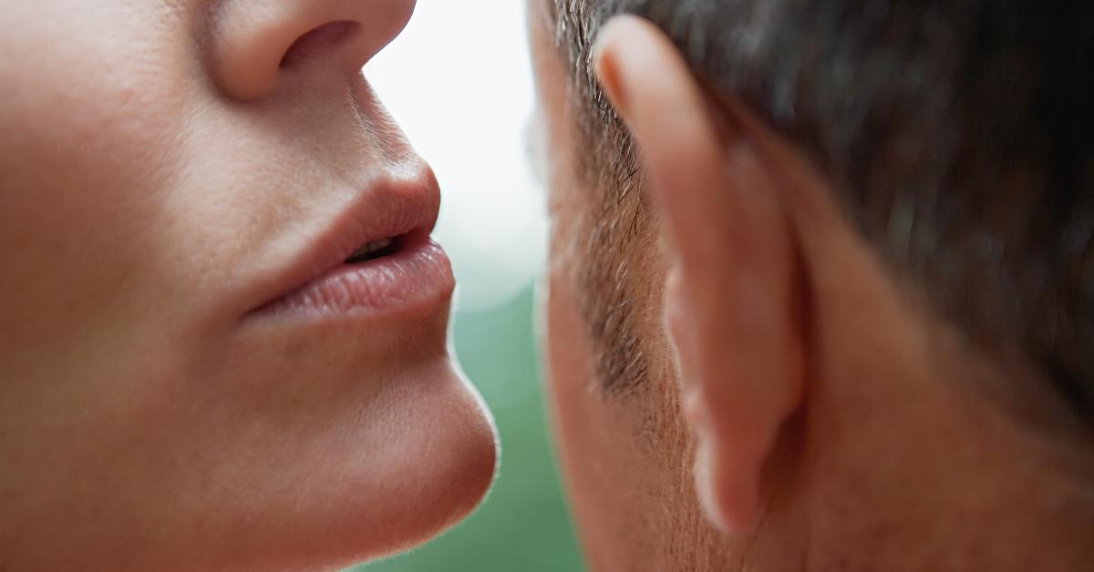 女人近距离在男人耳边低语