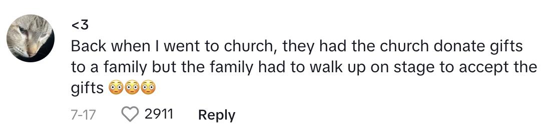 TikTok 댓글에는 다음과 같은 내용이 있습니다. "제가 교회에 갔을 때 교회에서 가족에게 선물을 기부하라고 했는데 가족이 선물을 받으려면 무대에 올라와야 했습니다."