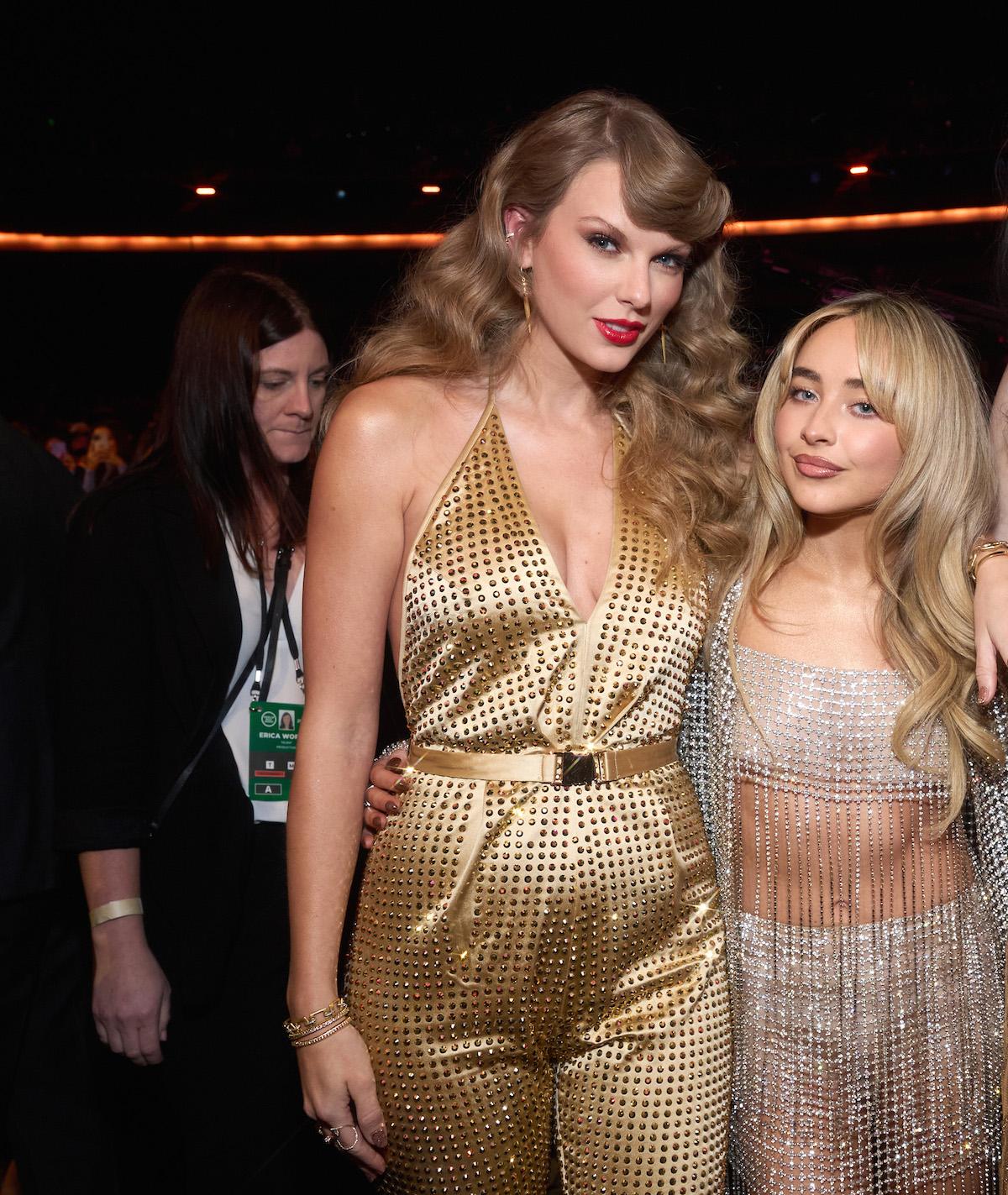   Taylor Swift och Sabrina Carpenter tillsammans vid American Music Awards 2022. Olivia Rodrigo var också närvarande vid denna prisutställning, men interagerade inte med Taylor.