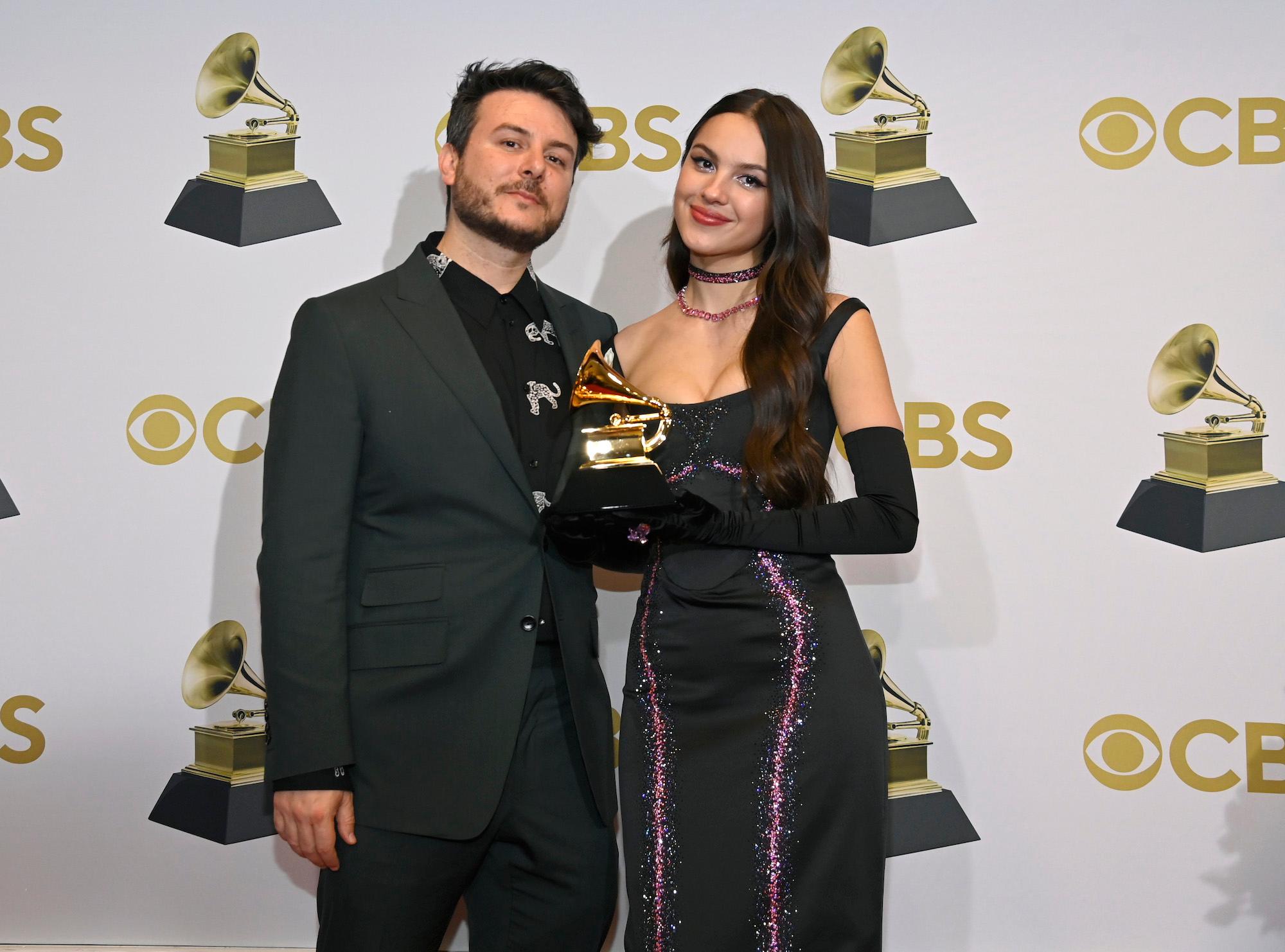 Dan Nigro och Olivia Rodrigo poserar med sin Grammy vid den 64:e årliga Grammy Awards
