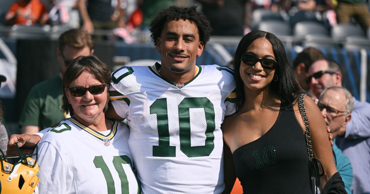 Jordan Love con sua madre, Anna, e la sua ragazza, Ronika, prima della partita dei Packers-Bears il 10 settembre 2023.