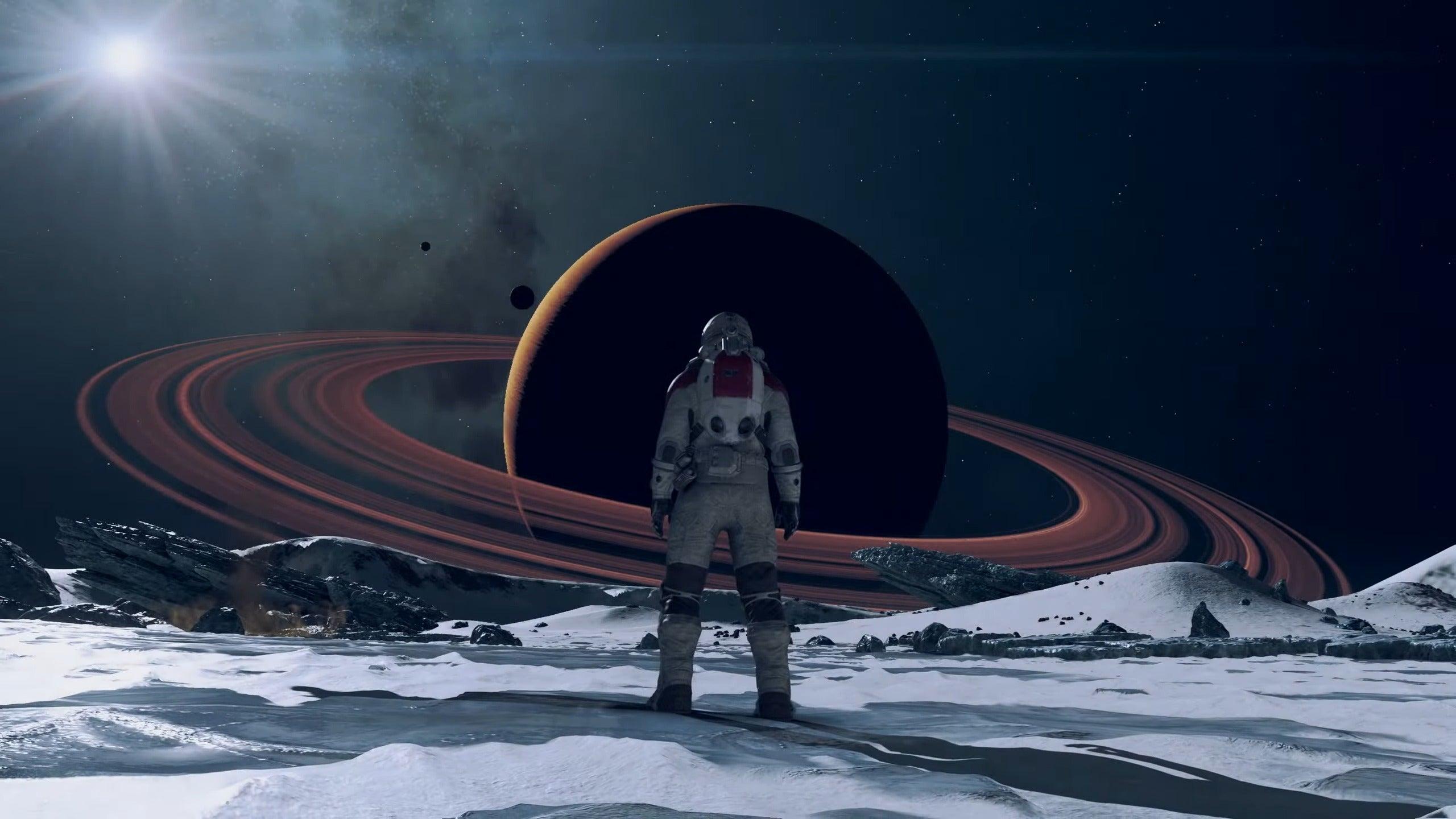„Starfield“-Astronaut steht vor einem beringten Planeten.