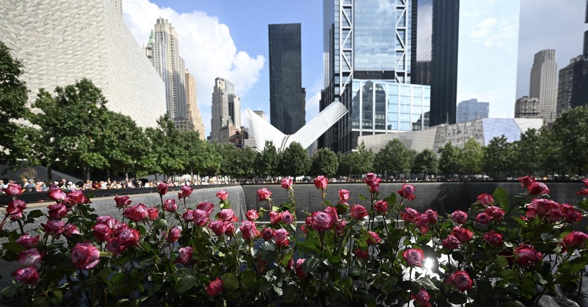 Les membres des familles des victimes du 11 septembre et les particuliers rendent hommage à leurs proches à l'occasion du 22e anniversaire du 11 septembre.