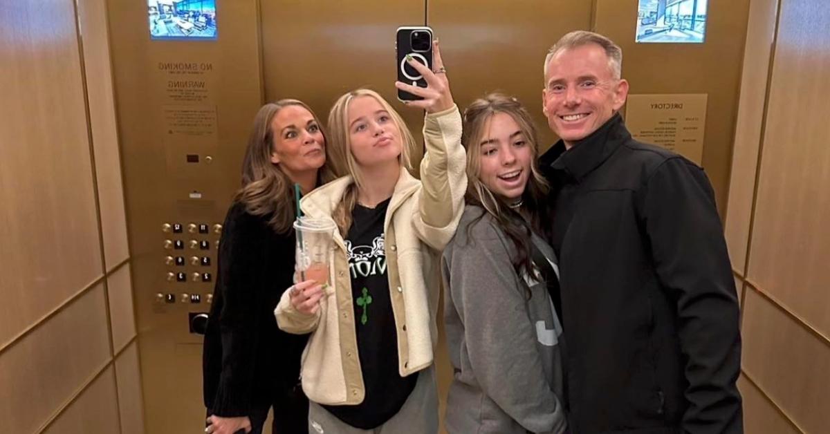 Billy Vsco in ascensore con la moglie e le due figlie