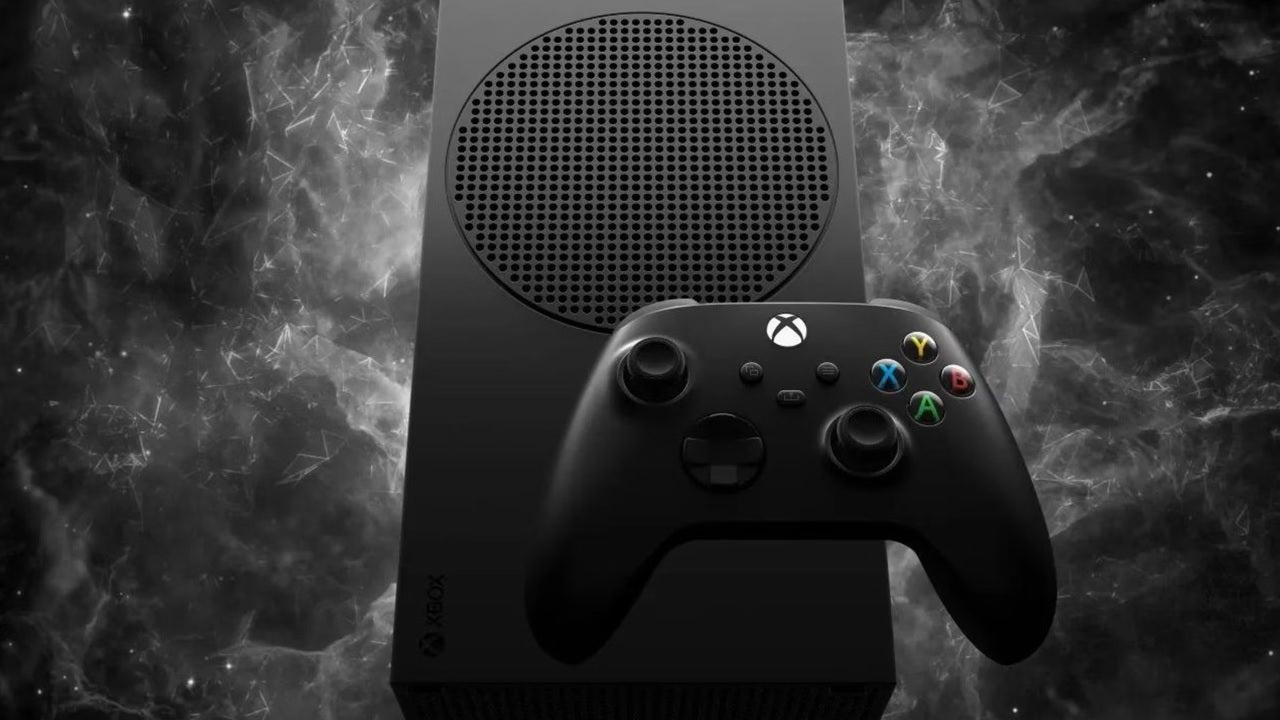 Nahaufnahme der Xbox Series X auf einem schwarz-weißen Hintergrund.